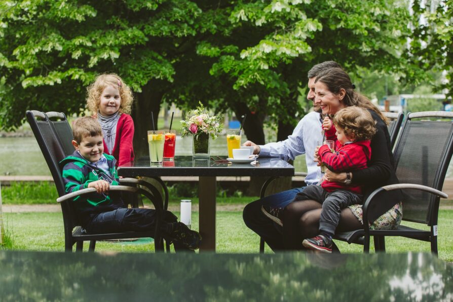 Sunday_family_lunch_Duna_Garden